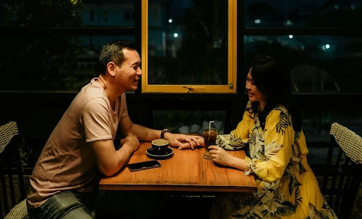 A man and a woman on a date at a restaurant