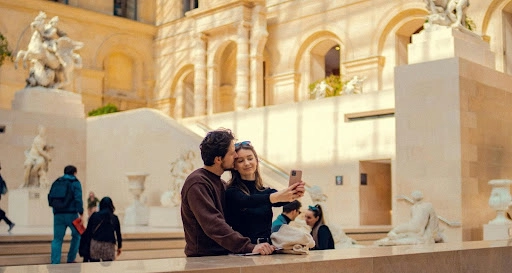 A couple in a museum, one of the places to go on a date